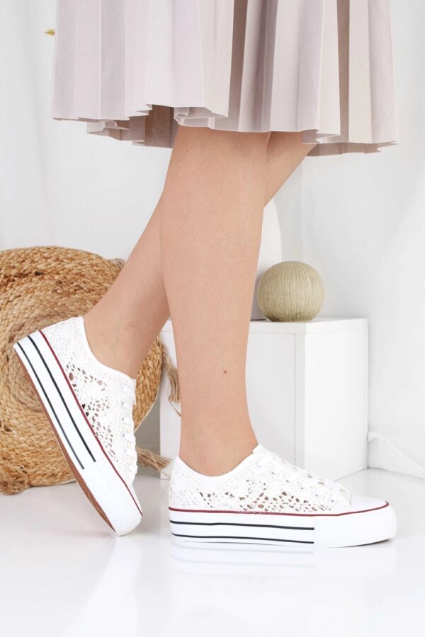 Białe koronkowe trampki