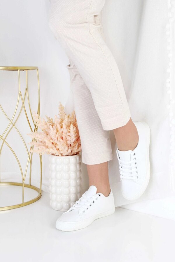 Białe niskie tenisówki