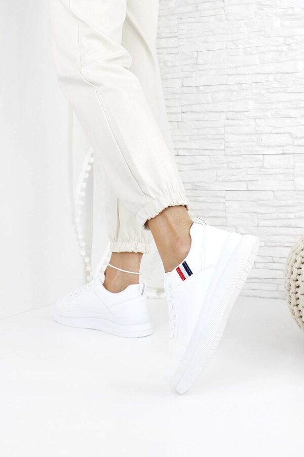 Białe sneakersy na platformie