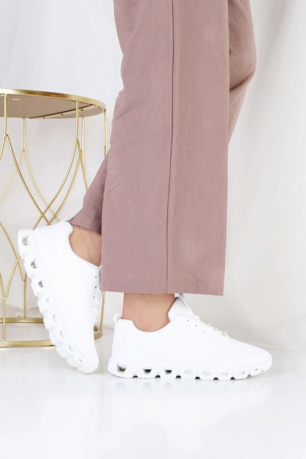 Białe sportowe sneakersy