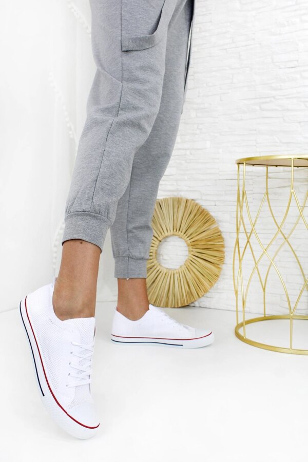 Białe tenisówki z przewiewnej siateczki na sznurowadła