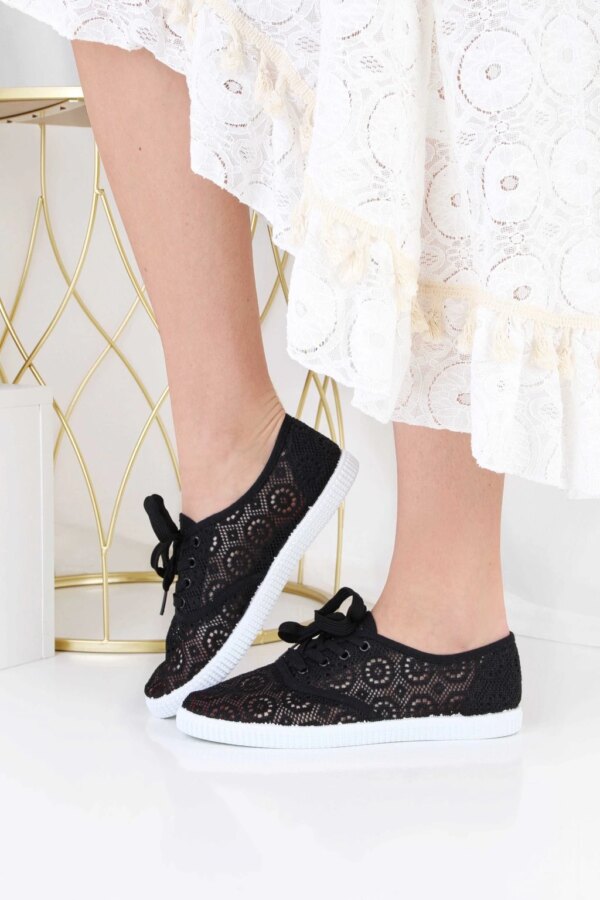 Czarne koronkowe trampki na białej