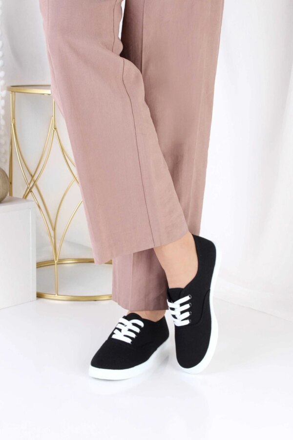 Czarne tenisówki płócienne z białymi sznurówkami