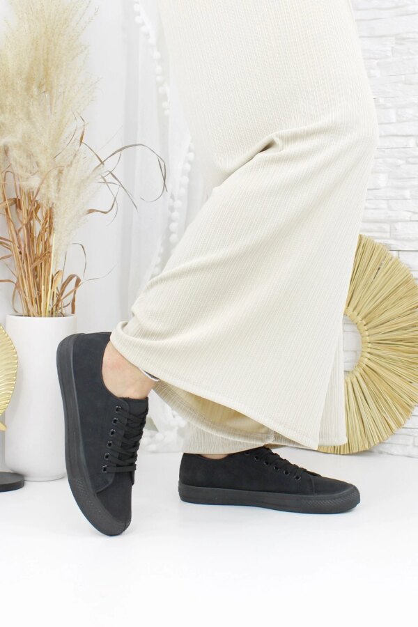 Czarne tenisówki sznurowane