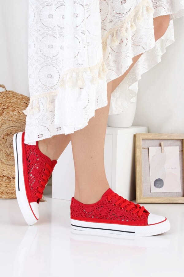 Czerwone ażurowe trampki z koronkową cholewką