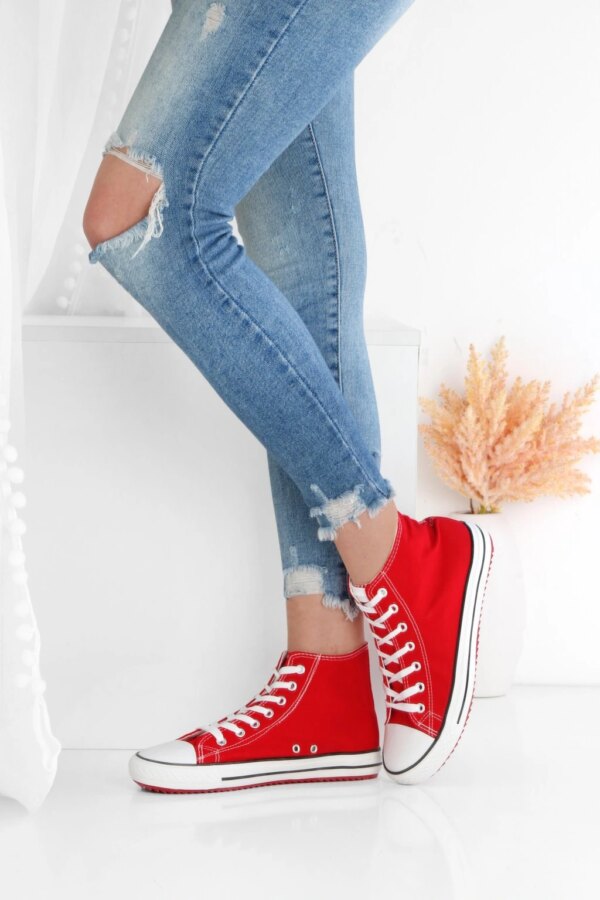 Czerwone trampki materiałowe za kostkę