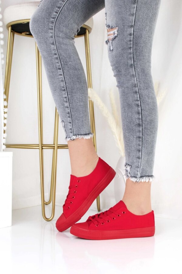 Czerwone trampki płócienne