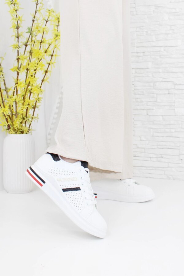 Damskie białe sneakersy z perforacją