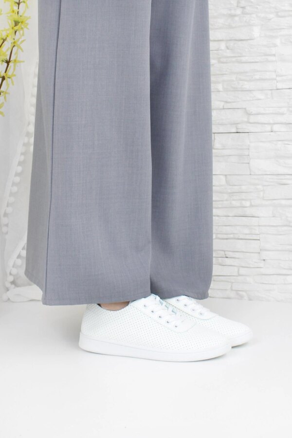 Damskie białe tenisówki z perforacją na sznurowadła