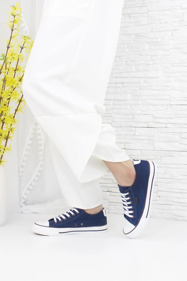 Granatowe trampki z białą podeszwą